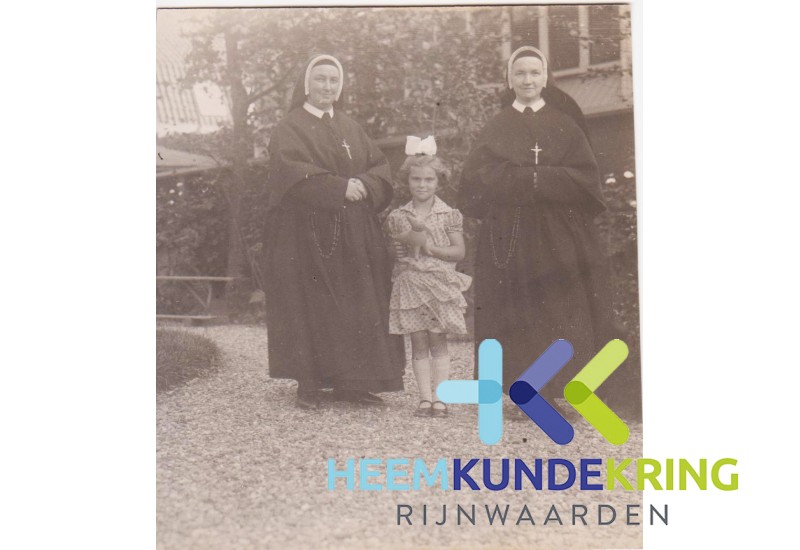br106 Triny met twee tantes (nonnen) 20-08-1928
